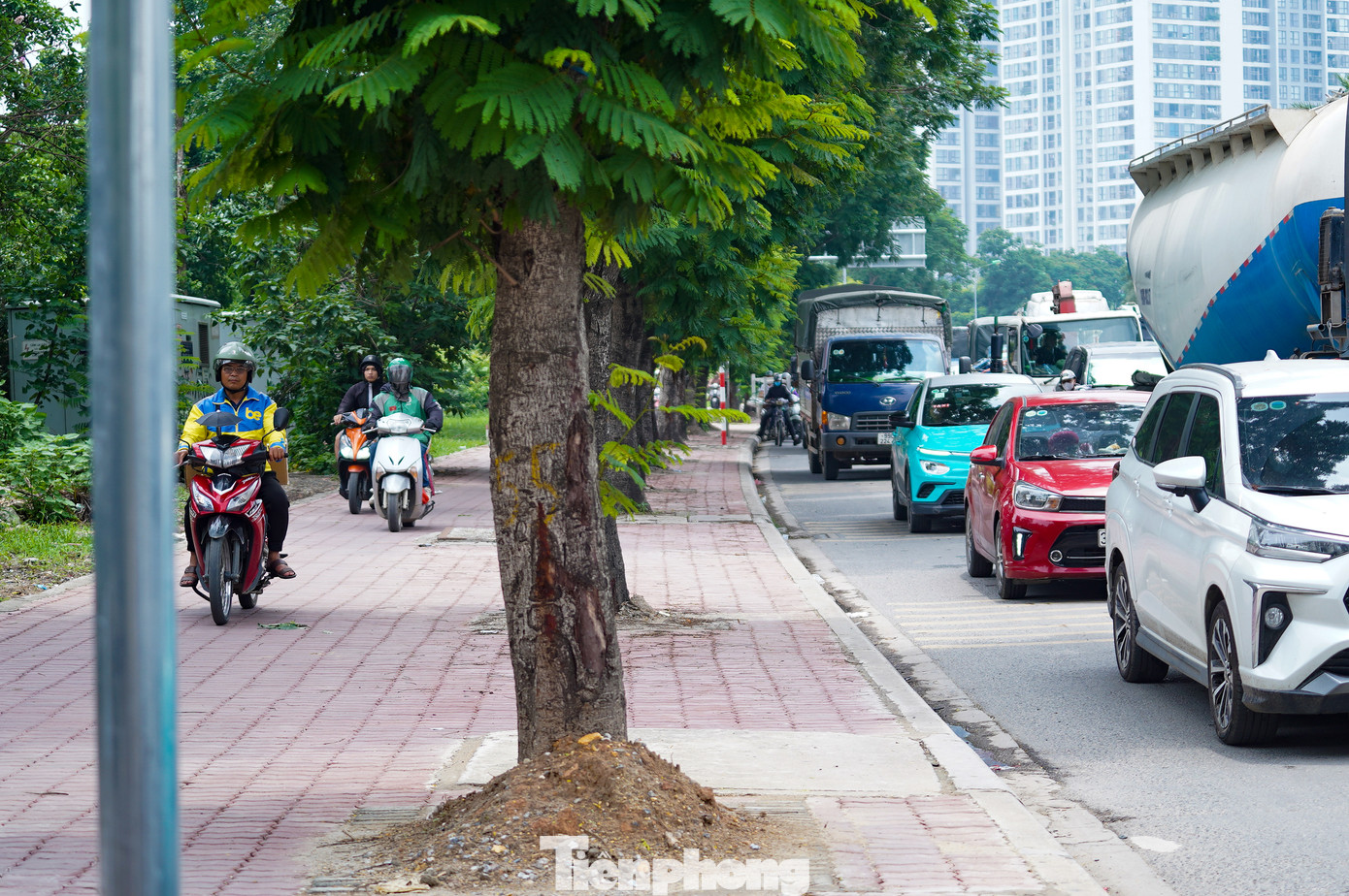 Ùn tắc kéo dài khiến nhiều xe máy phải leo lên vỉa hè.