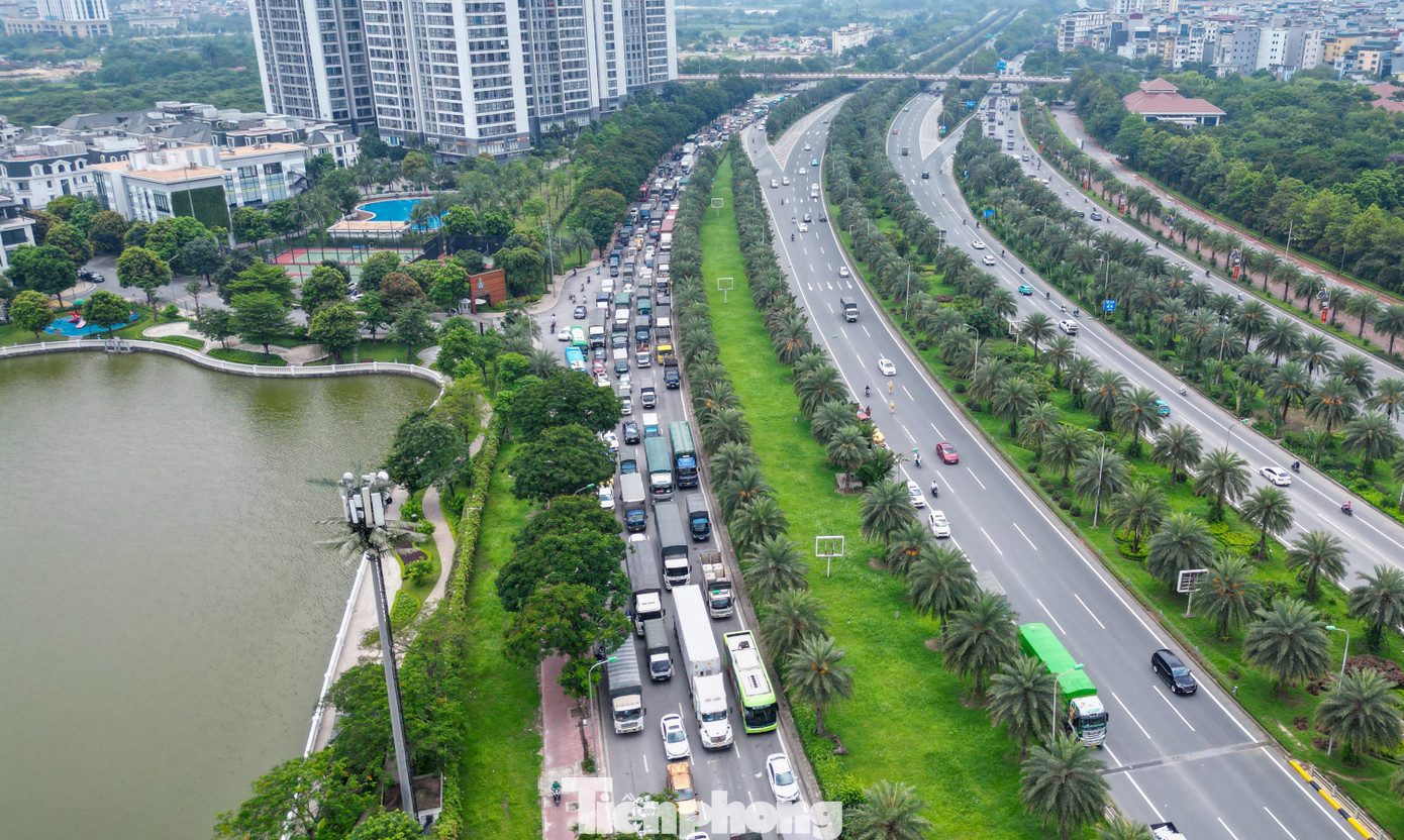 Hàng trăm phương tiện nhích từng mét để qua khu vực đường gom Đại lộ Thăng Long, chiều ngược lại khá thông thoáng.