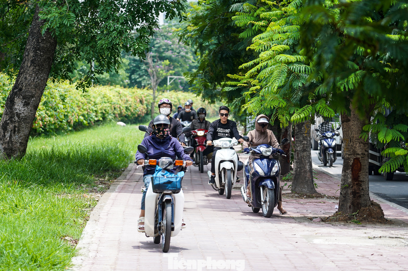 Ùn tắc kéo dài khiến nhiều xe máy phải leo lên vỉa hè.