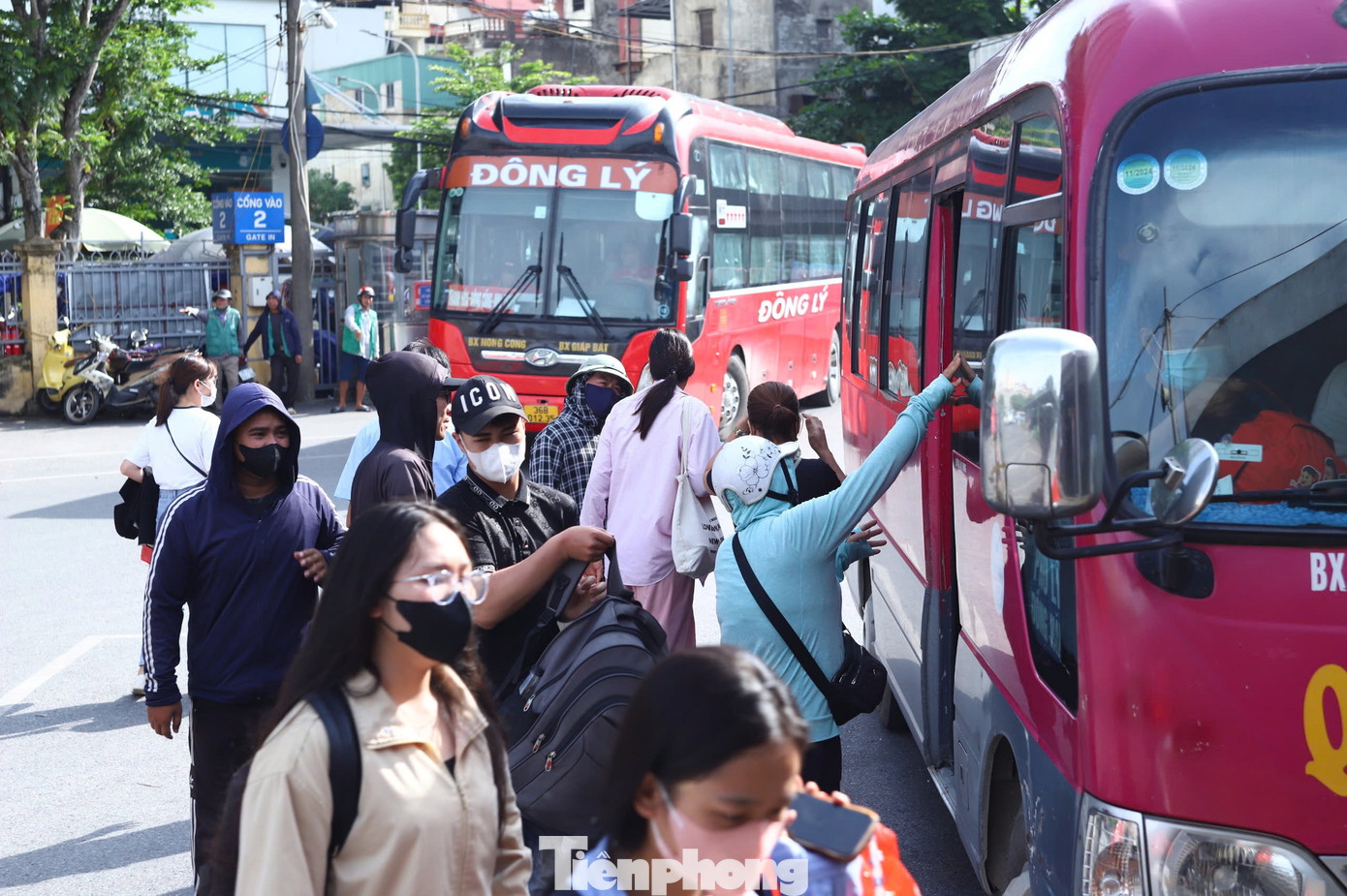 Sau khi tới bến Giáp Bát, nhà xe nhanh chóng trả hành lý để quay về đón lượt khách mới.