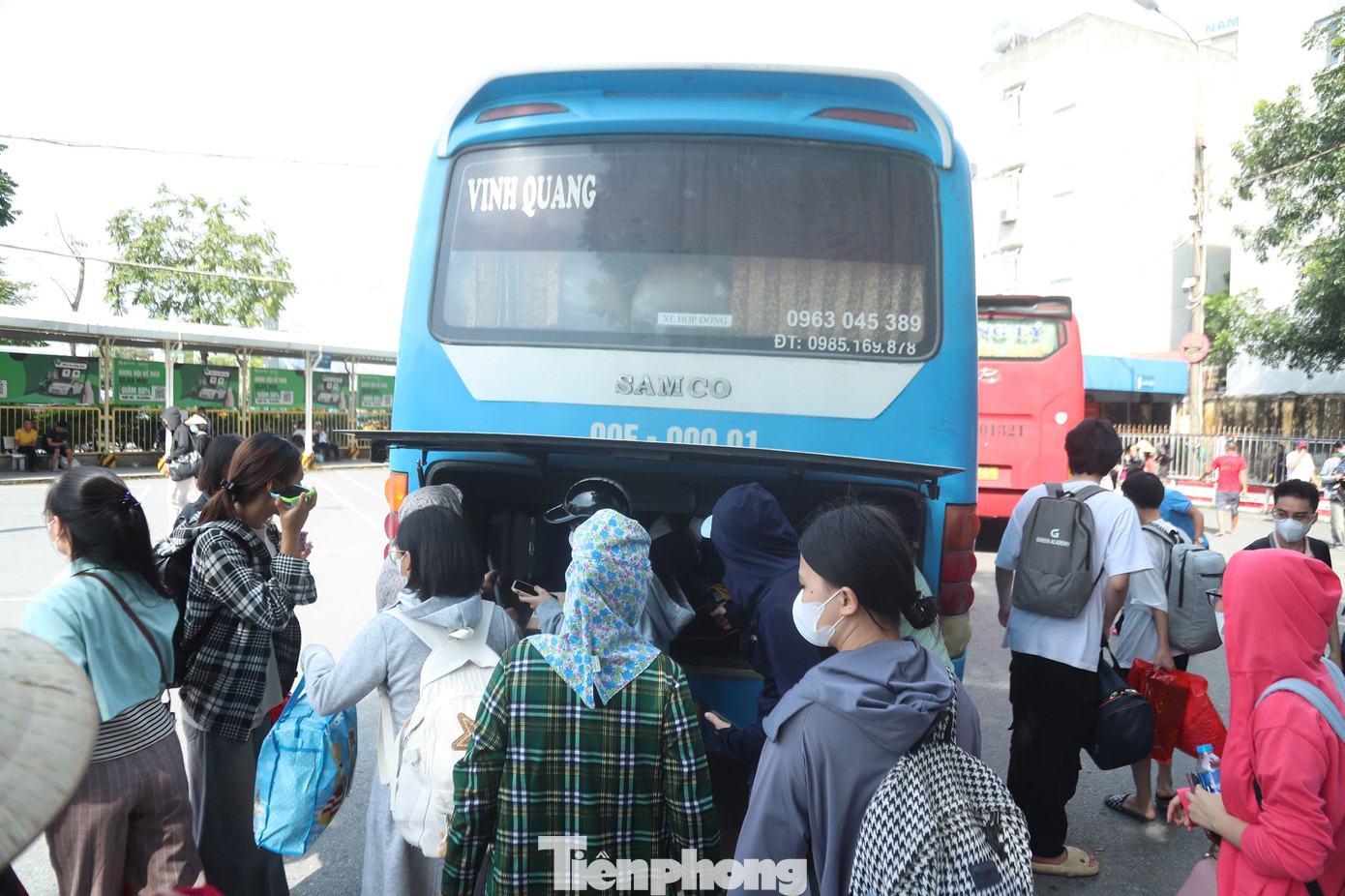 Tại bến xe Giáp Bát, thời điểm 16h hôm nay (ngày 3/9) cũng có rất đông hành khách.