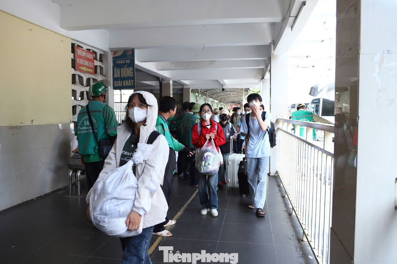 Xe chở người dân từ các tỉnh như Nam Định, Ninh Bình, Thái Bình trở lại Thủ đô để tiếp tục làm việc và học tập sau dịp lễ Quốc khánh.