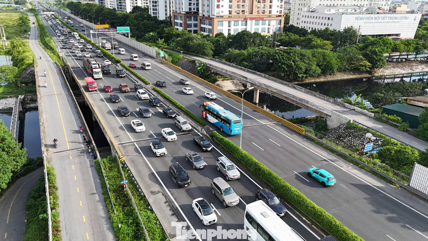 Tại nút giao Pháp Vân - Cầu Giẽ khung giờ cao điểm chiều nay, lượng phương tiện đổ về khá đông, cao tốc ùn ứ.