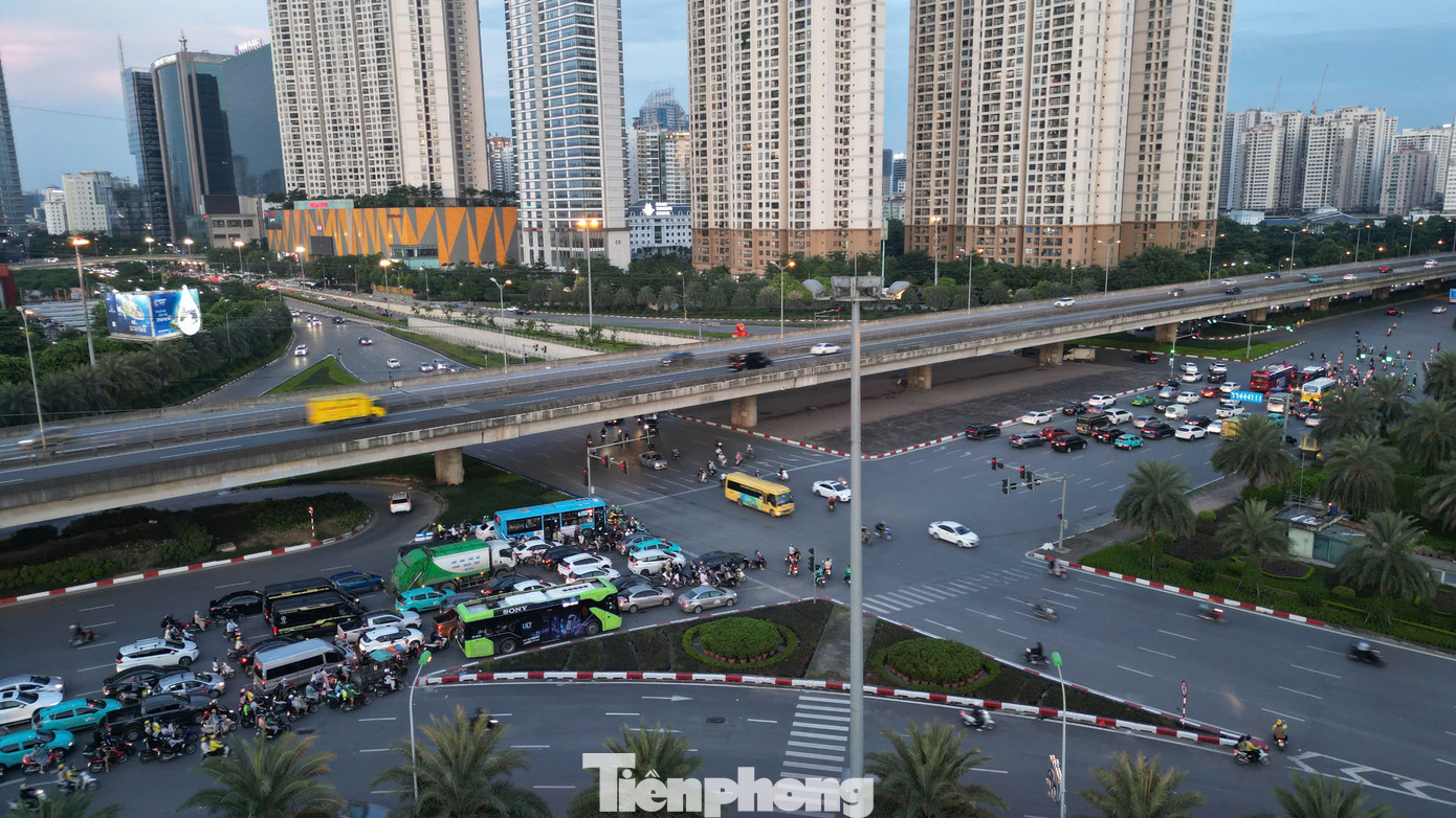 Khu vực nút giao Trung Hoà lúc hơn 18 giờ chiều.
