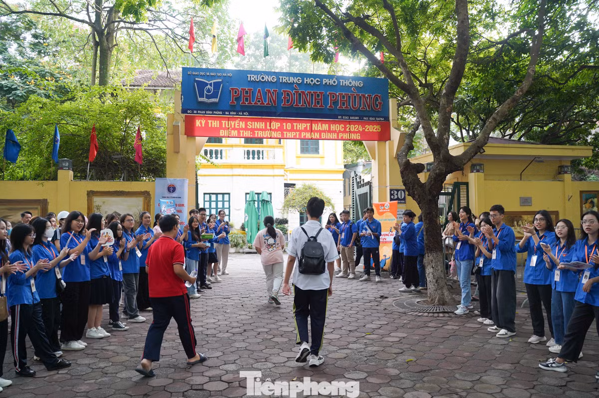 Sáng 8/6, học sinh dự kỳ thi tuyển sinh lớp 10 Hà Nội bước vào ngày thi đầu tiên với 2 bài thi Ngữ văn và Ngoại ngữ. Thời tiết mát mẻ giúp việc đưa thí sinh tới các điểm thi thuận lợi, tâm lý thoải mái hơn.