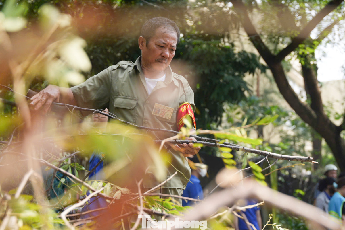 Ông Lê Văn Học (Phường Kim Mã) cho biết, lễ hưởng ứng dọn dẹp vệ sinh rất ý nghĩa. "Chỉ mong Thủ đô sạch đẹp như cũ".