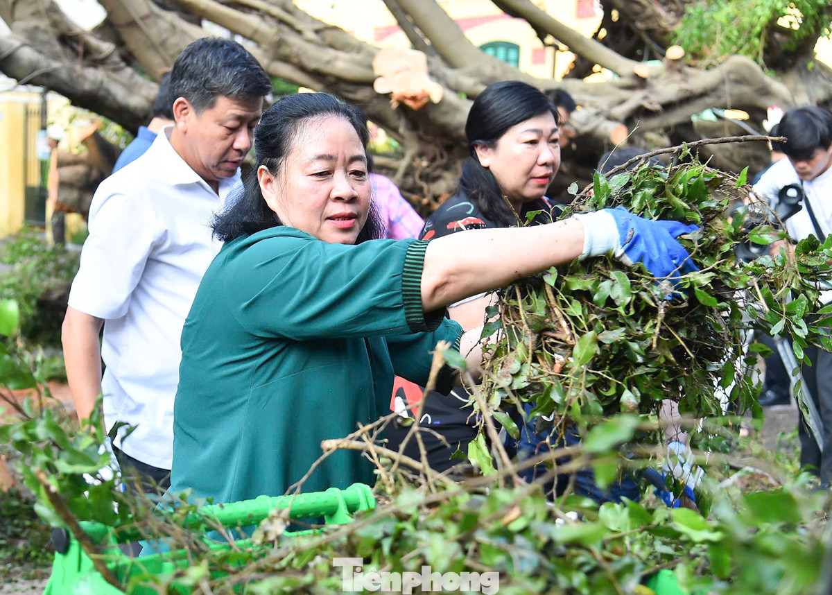 Ngay sau lễ phát động, Bí thư Hà Nội Bùi Thị Minh Hoài cùng người dân, chính quyền địa phương dọn dẹp cành cây gãy đổ quanh khu vực vườn hoa Vạn Xuân (phường Quán Thánh, quận Ba Đình).