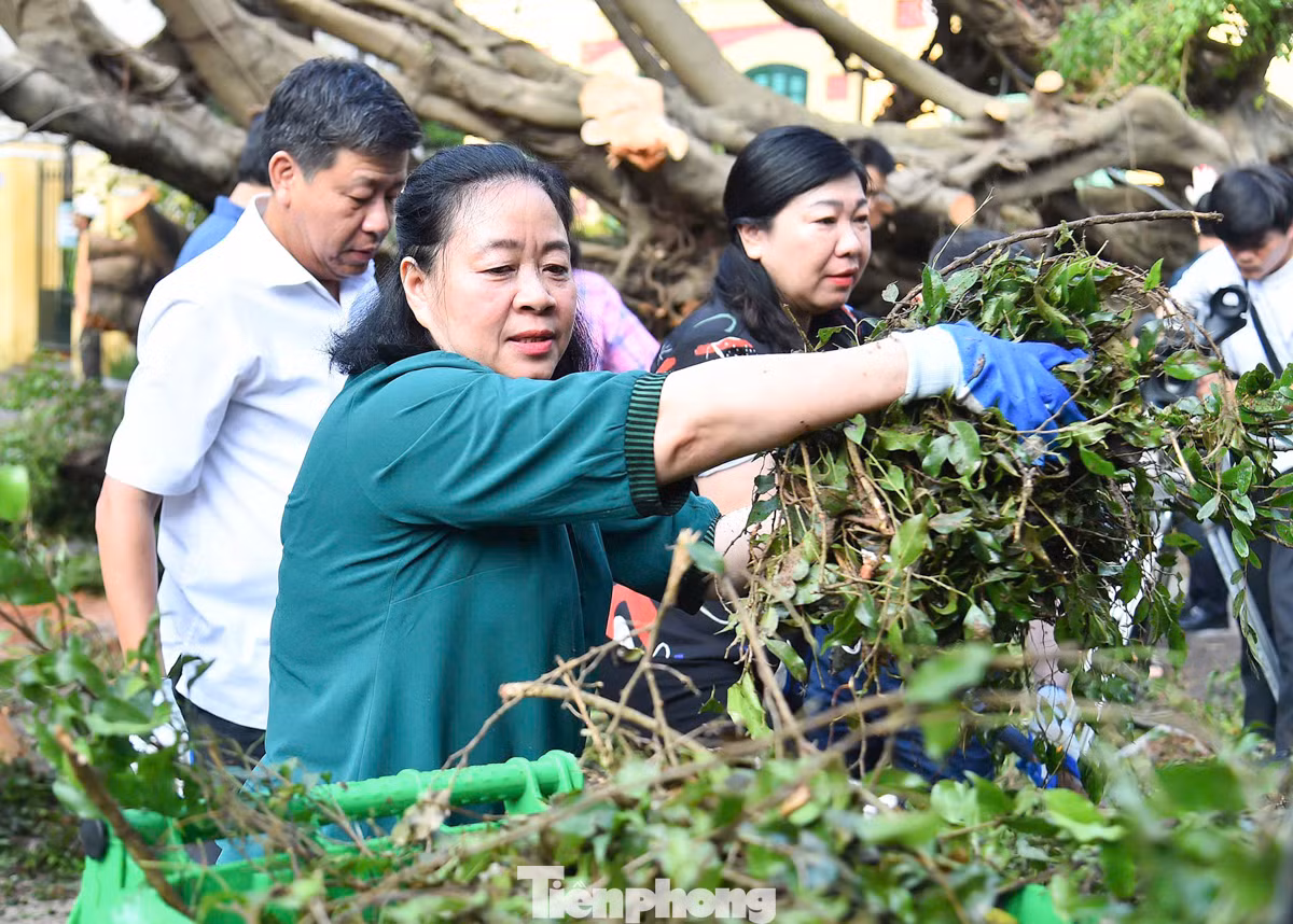Ngay sau lễ phát động, Bí thư Hà Nội Bùi Thị Minh Hoài cùng người dân, chính quyền địa phương dọn dẹp cành cây gãy đổ quanh khu vực vườn hoa Vạn Xuân (phường Quán Thánh, quận Ba Đình).