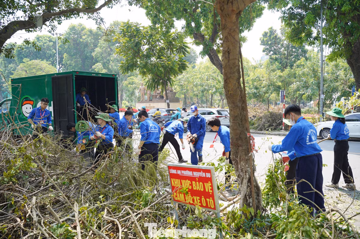 Nhiều bạn trẻ tình nguyện viên tham gia dọn dẹp đường phố, tổng vệ sinh môi trường tại phố Quang Trung.