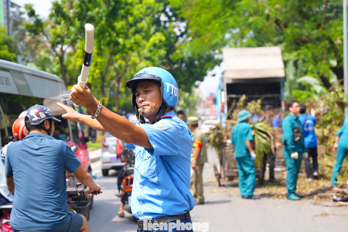 Tại nhiều tuyến đường, lực lượng chức năng có mặt để quá trình dọn dẹp cây xanh, vệ sinh môi trường được diễn ra thuận lợi.