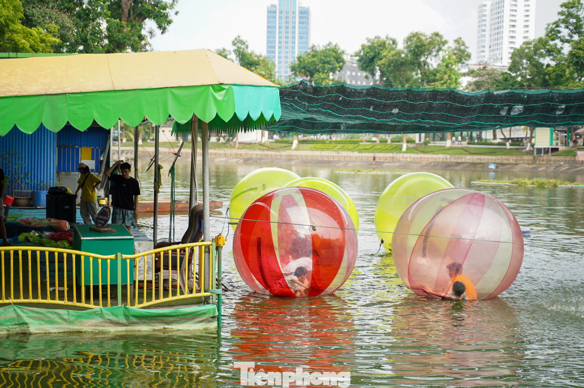 Bên cạnh việc tìm hiểu các loài động vật, các em nhỏ còn được phụ huynh cho trải nghiệm nhiều trò chơi ngoài trời.