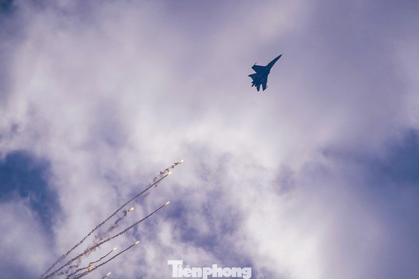 Điểm nhấn của tổng duyệt là hình ảnh chiếc Su-30MK2 thả bẫy nhiệt trên bầu trời Hà Nội.