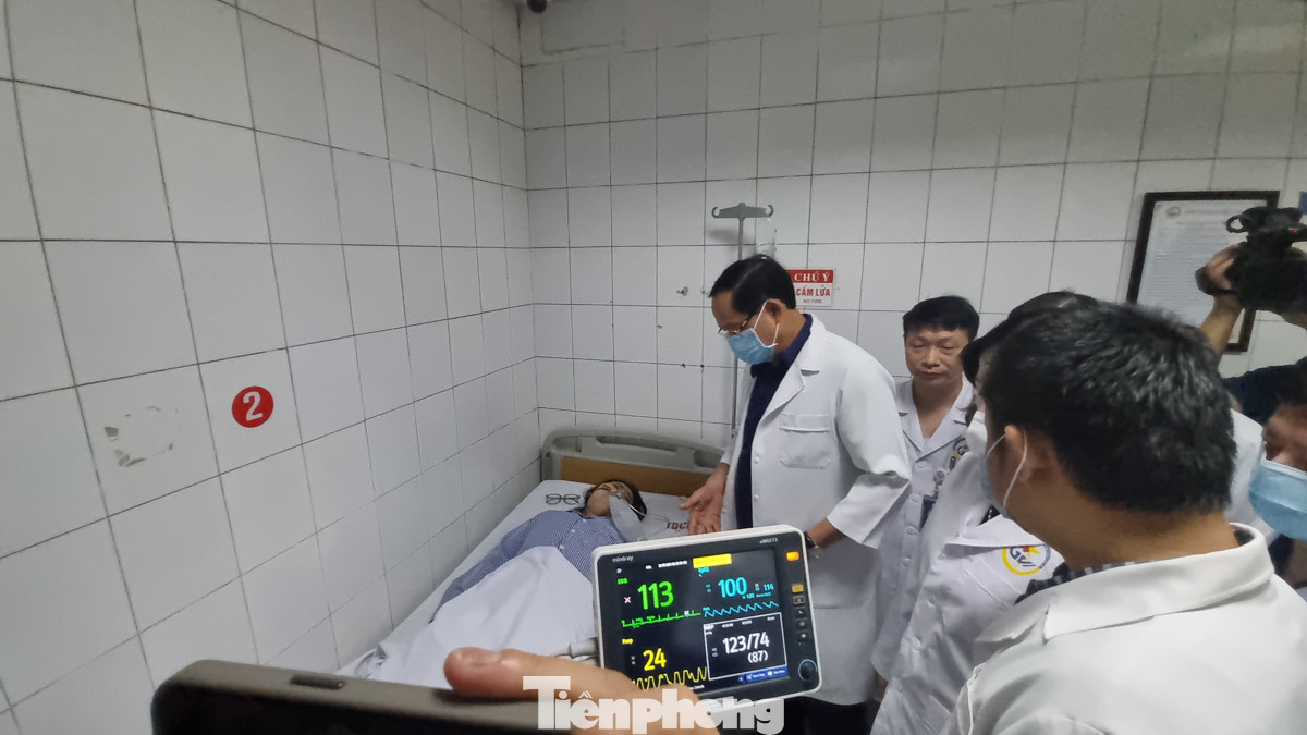 Sáng 24/5, đến thăm hỏi, động viên các nạn nhân đang điều trị tại Bệnh viện Giao thông vận tải, Phó Giám đốc phụ trách Sở Y tế Hà Nội Nguyễn Đình Hưng cho biết ngay sau khi nhận được thông tin vụ cháy xảy ra, lãnh đạo Sở chỉ đạo Trung tâm Cấp cứu 115 cử ngay 9 kíp cấp cứu 115 đến hiện trường vụ cháy. Ngoài ra, Sở Y tế đề nghị các bệnh viện trên địa bàn gồm Bệnh viện E, Bệnh viện Giao thông vận tải, Bệnh viện Xanh Pôn… đến trực cấp cứu tại hiện trường.