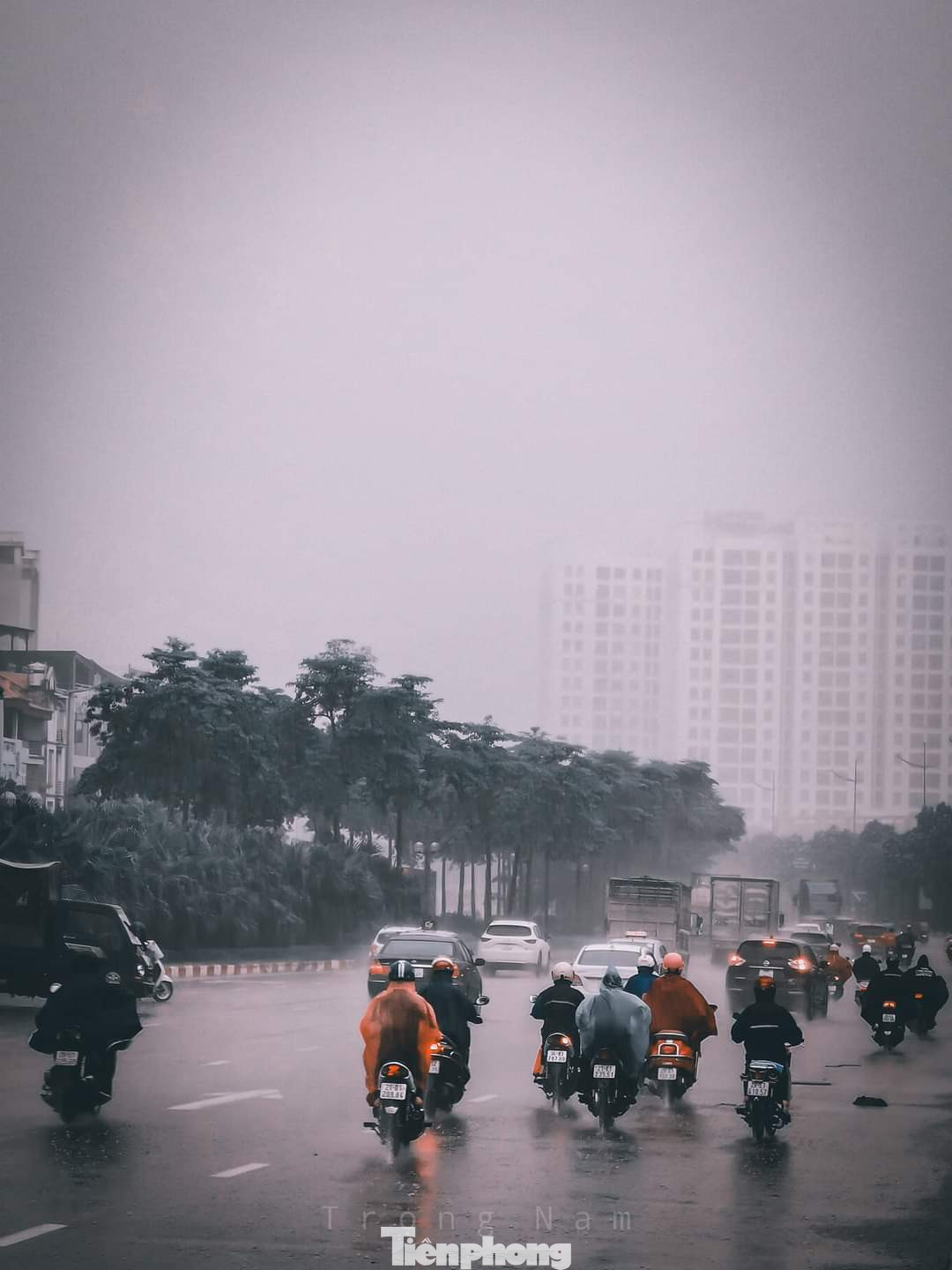 Khu vực Long Biên sáng nay mưa trắng xoá cả bầu trời. (Ảnh: Trọng Nam)