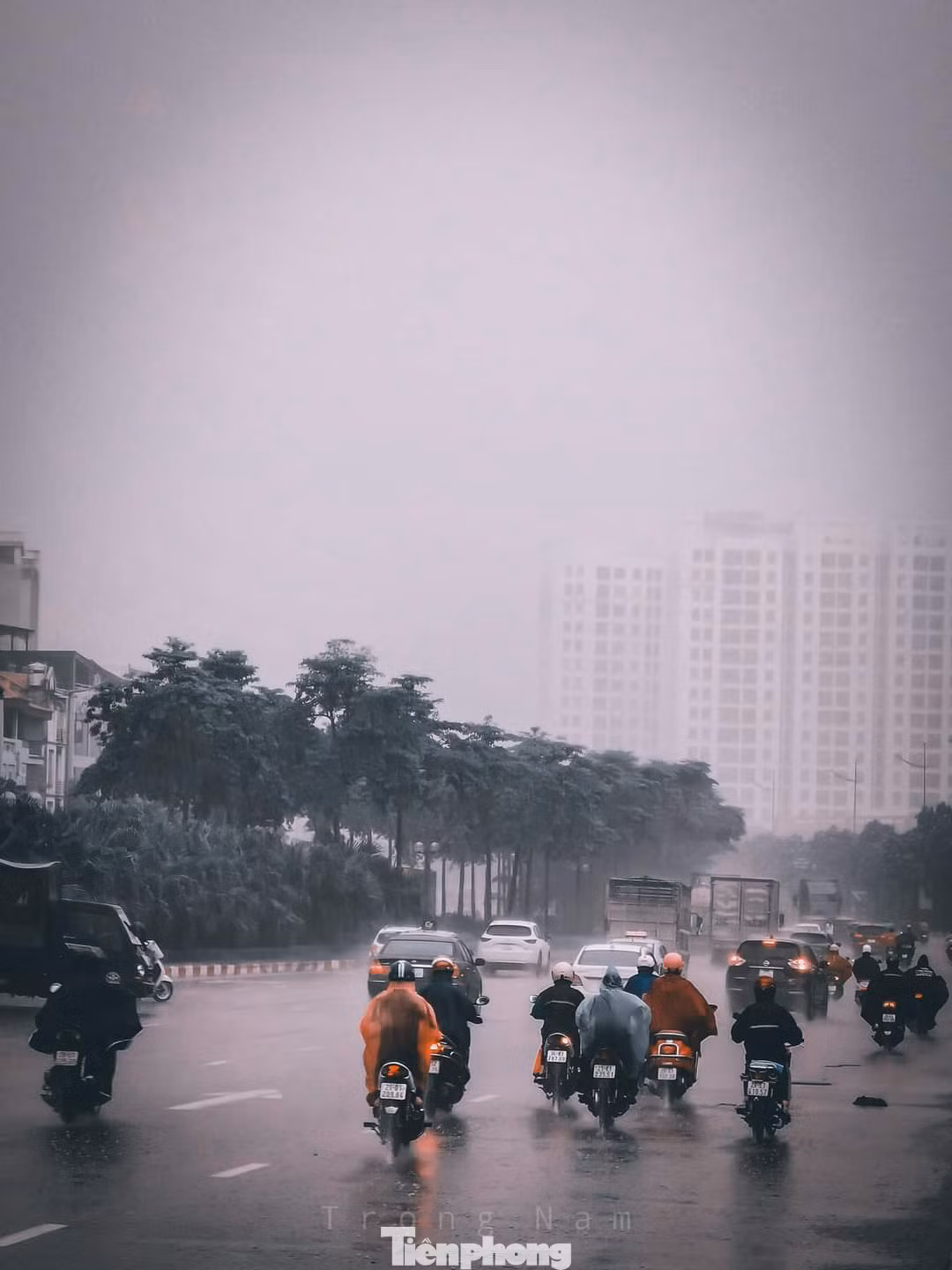 Khu vực Long Biên sáng nay mưa trắng xoá cả bầu trời. (Ảnh: Trọng Nam)