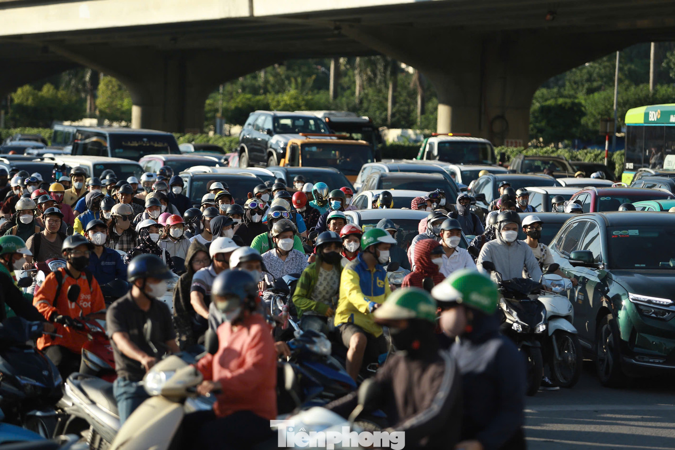 Giao thông lộn xộn trên đường Phạm Hùng hướng ra cầu Mai Dịch.