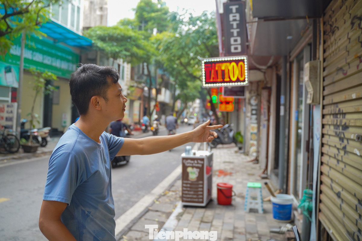 Nhìn vào chiếc cửa cuốn bị bôi bẩn, anh Nguyễn Văn Lương (phường Yên Phụ, Tây Hồ) bức xúc: "Các cửa cuốn bị các đối tượng vẽ lén trong đêm, cửa nhà tôi bị vẽ 3 lần rồi, cứ làm sạch lại bị vẽ. Tôi mong tình trạng này sớm được cải thiện và giải quyết".