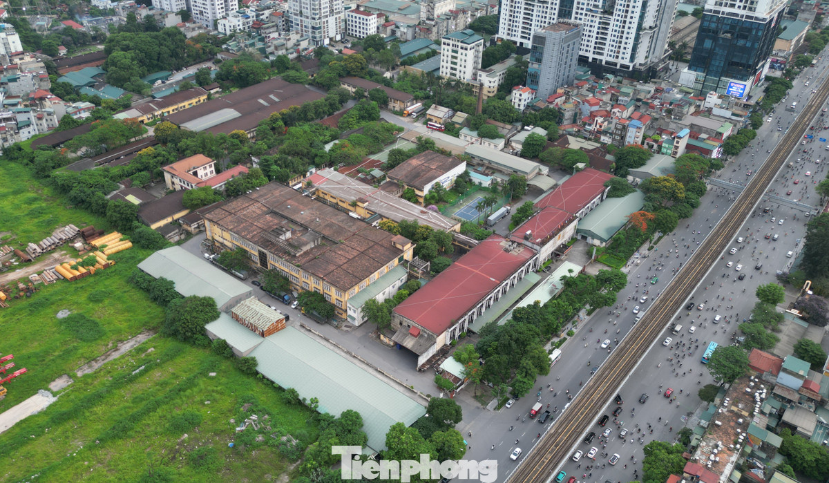 Hằng ngày tại nhà máy vẫn có người ra người vào nhưng không còn hoạt động sản xuất, kinh doanh.