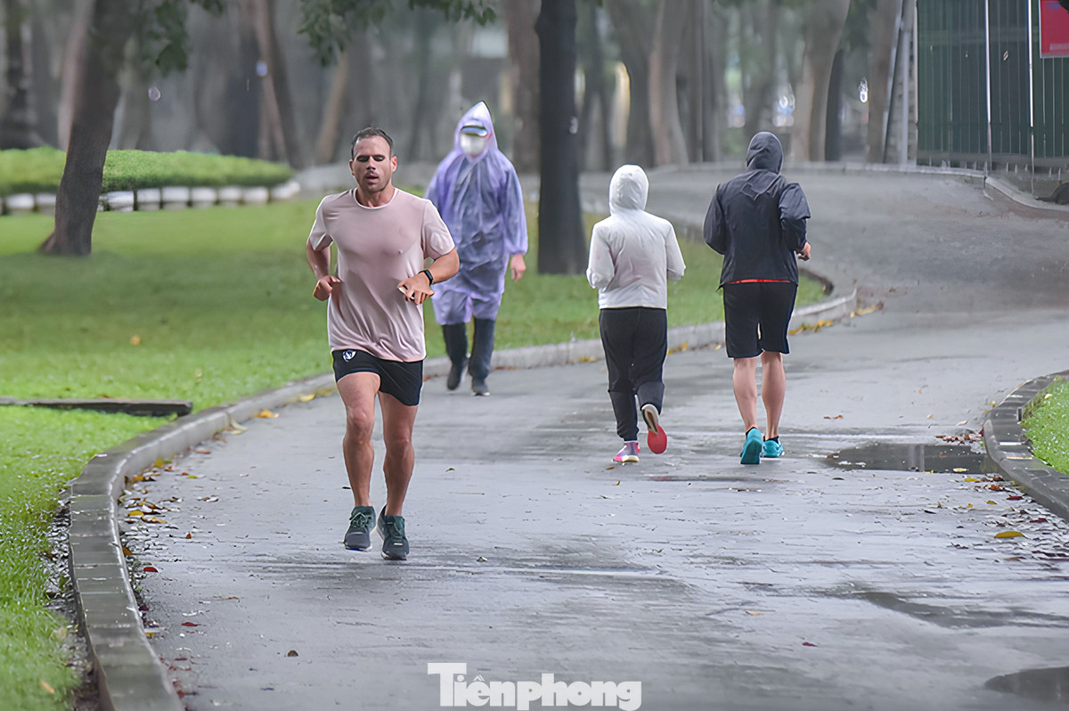 Dù mưa hay nắng, ở các công viên vẫn có những người hăng say tập thể dục.