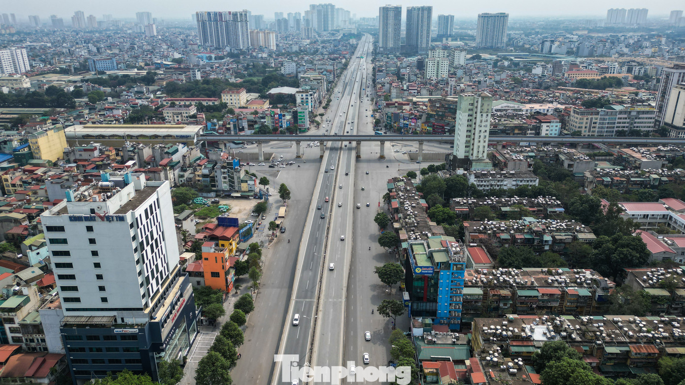 Nút giao Khuất Duy Tiến cũng thưa thớt phương tiện qua lại. Nút giao Khuất Duy Tiến cũng thưa thớt phương tiện qua lại.