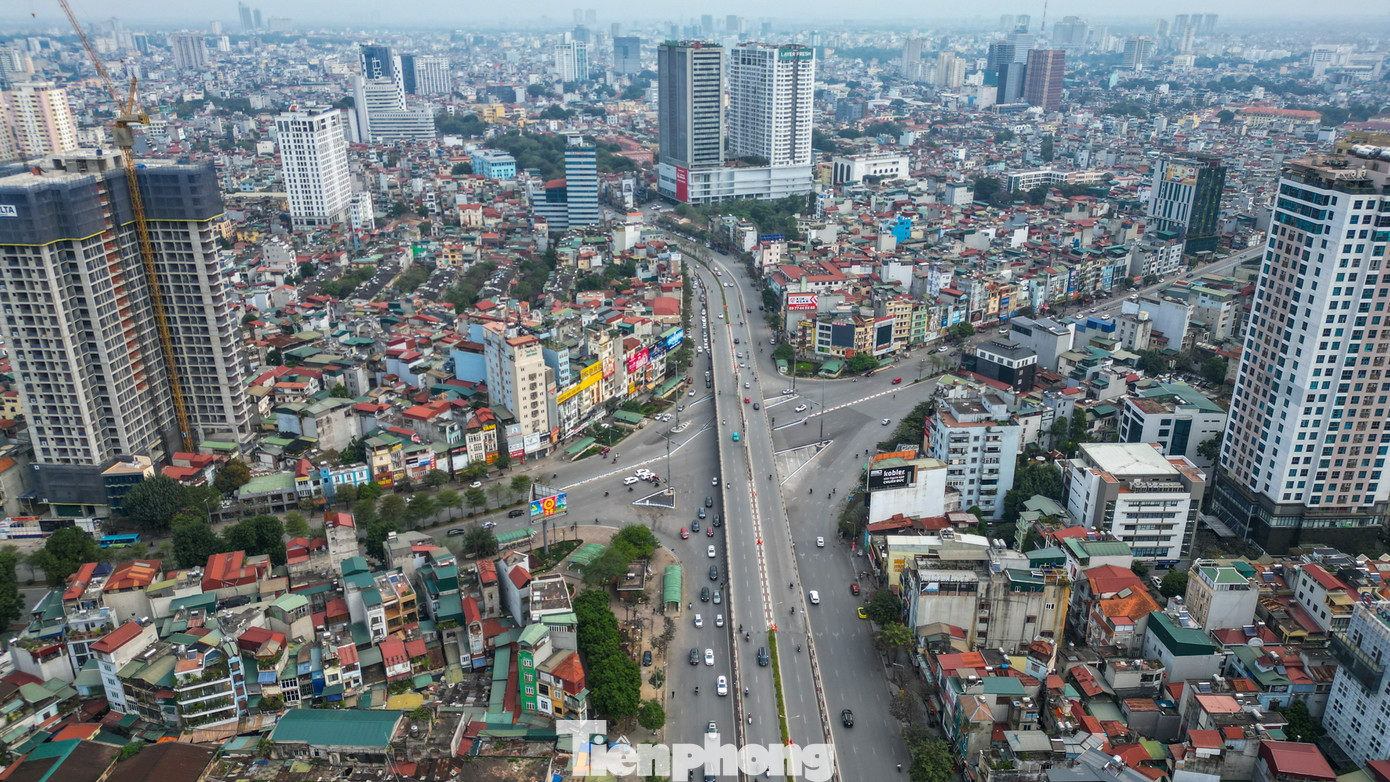 Tại nút giao Ngã Tư Sở, ngày thường nơi đây được mệnh danh là "Ngã Tư Khổ" vì lúc nào cũng trong cảnh tắc đường trầm trọng. Tuy nhiên, sáng mùng 1 giao thông đi qua nút giao này khá thông thoáng. Tại nút giao Ngã Tư Sở, ngày thường nơi đây được mệnh danh là "Ngã Tư Khổ" vì lúc nào cũng trong cảnh tắc đường trầm trọng. Tuy nhiên, sáng mùng 1 giao thông đi qua nút giao này khá thông thoáng.
