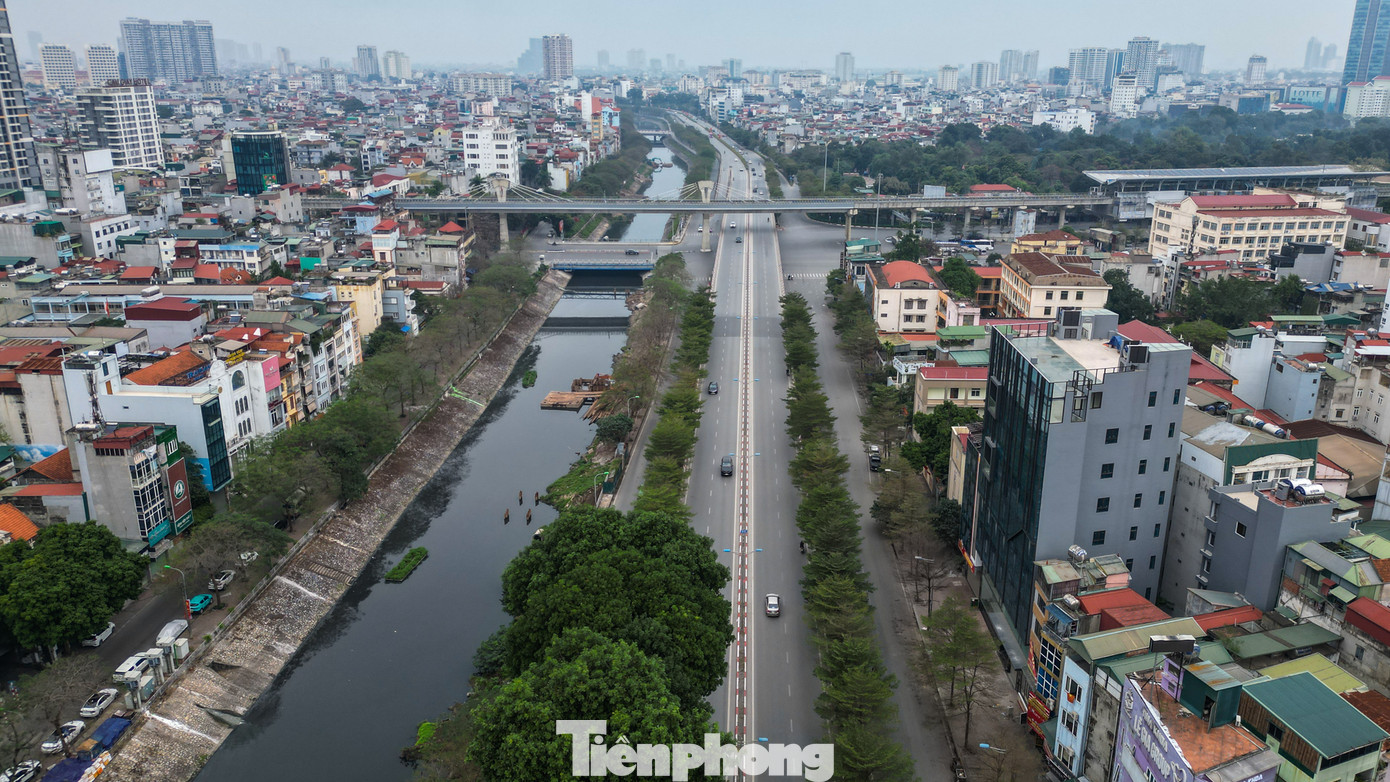 Sáng 10/2 (tức mùng 1 Tết Giáp Thìn) đường phố Hà Nội thông thoáng, không còn cảnh ùn tắc như những ngày trước đó, người dân cũng thư thả di chuyển du Xuân. Sáng 10/2 (tức mùng 1 Tết Giáp Thìn) đường phố Hà Nội thông thoáng, không còn cảnh ùn tắc như những ngày trước đó, người dân cũng thư thả di chuyển du Xuân.