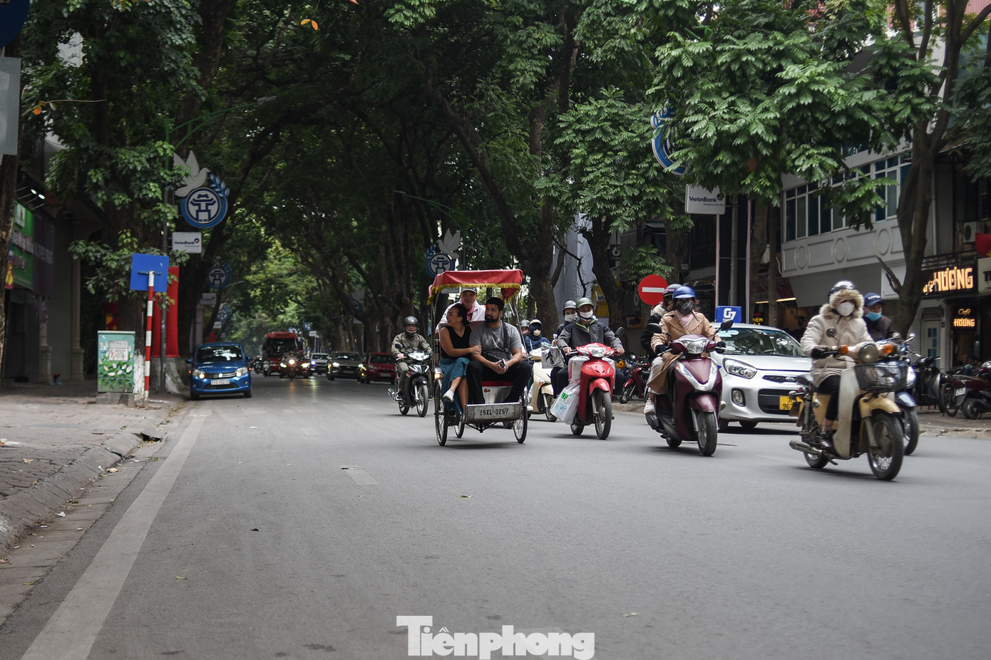 Du khách tận hưởng không khí Hà Nội ngày đầu năm. Du khách tận hưởng không khí Hà Nội ngày đầu năm.