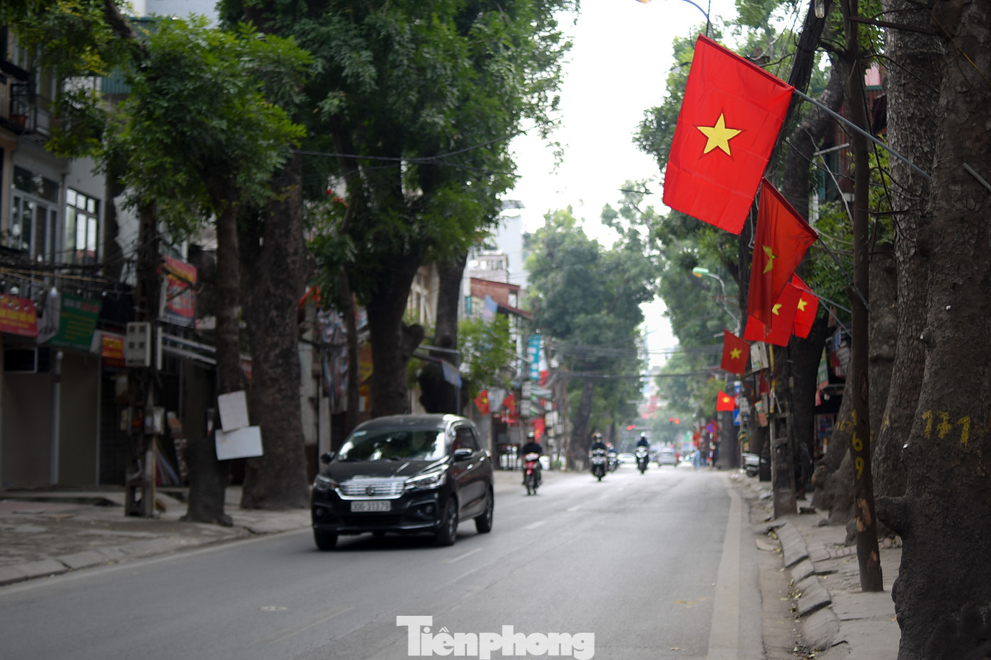 Phố Đê La Thành không còn cảnh ô tô và xe máy chen nhau di chuyển. Phố Đê La Thành không còn cảnh ô tô và xe máy chen nhau di chuyển.