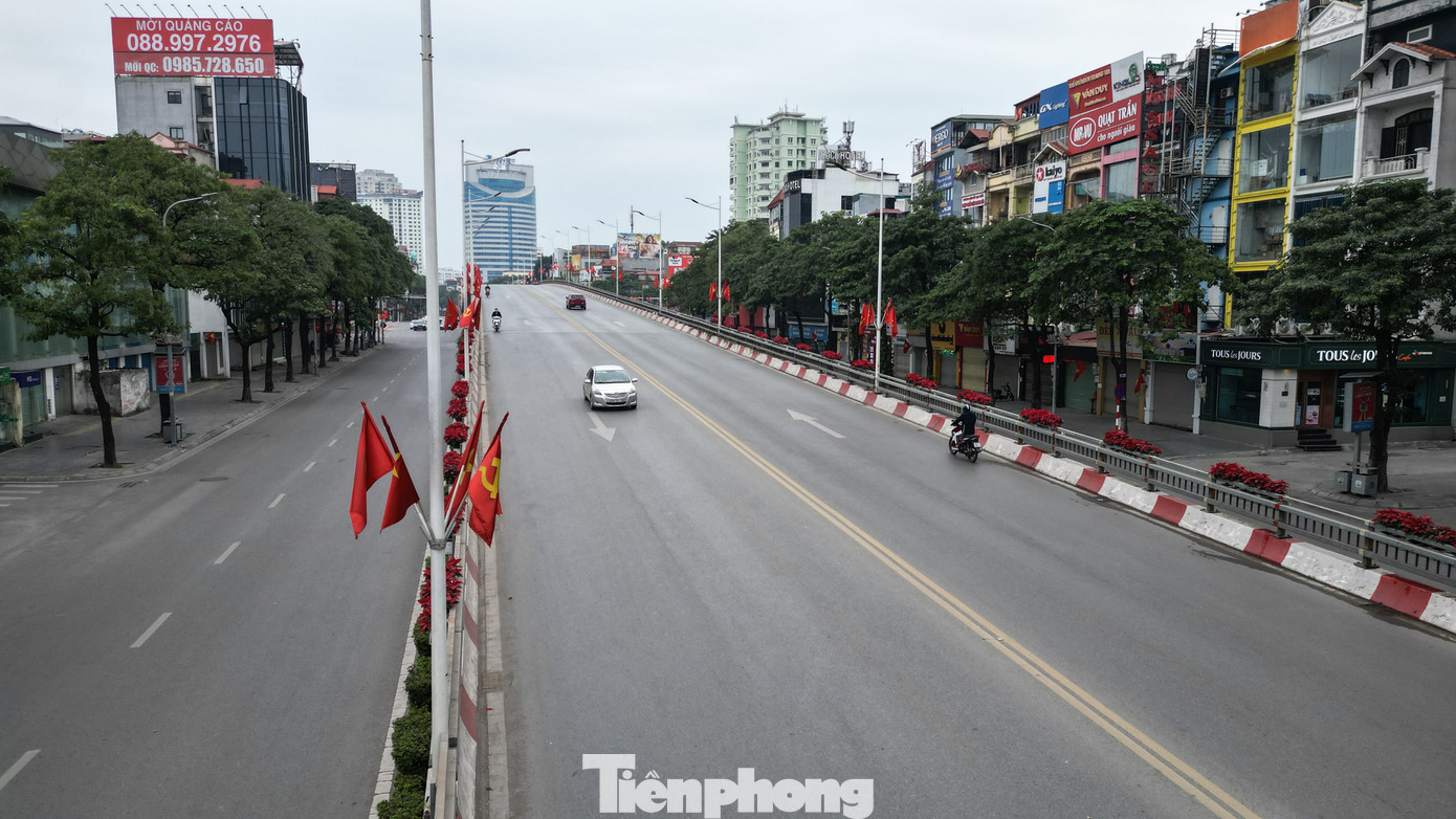 Cầu vượt Nguyễn Chí Thanh vắng vẻ, bao trùm là sắc đỏ của cờ. Cầu vượt Nguyễn Chí Thanh vắng vẻ, bao trùm là sắc đỏ của cờ.