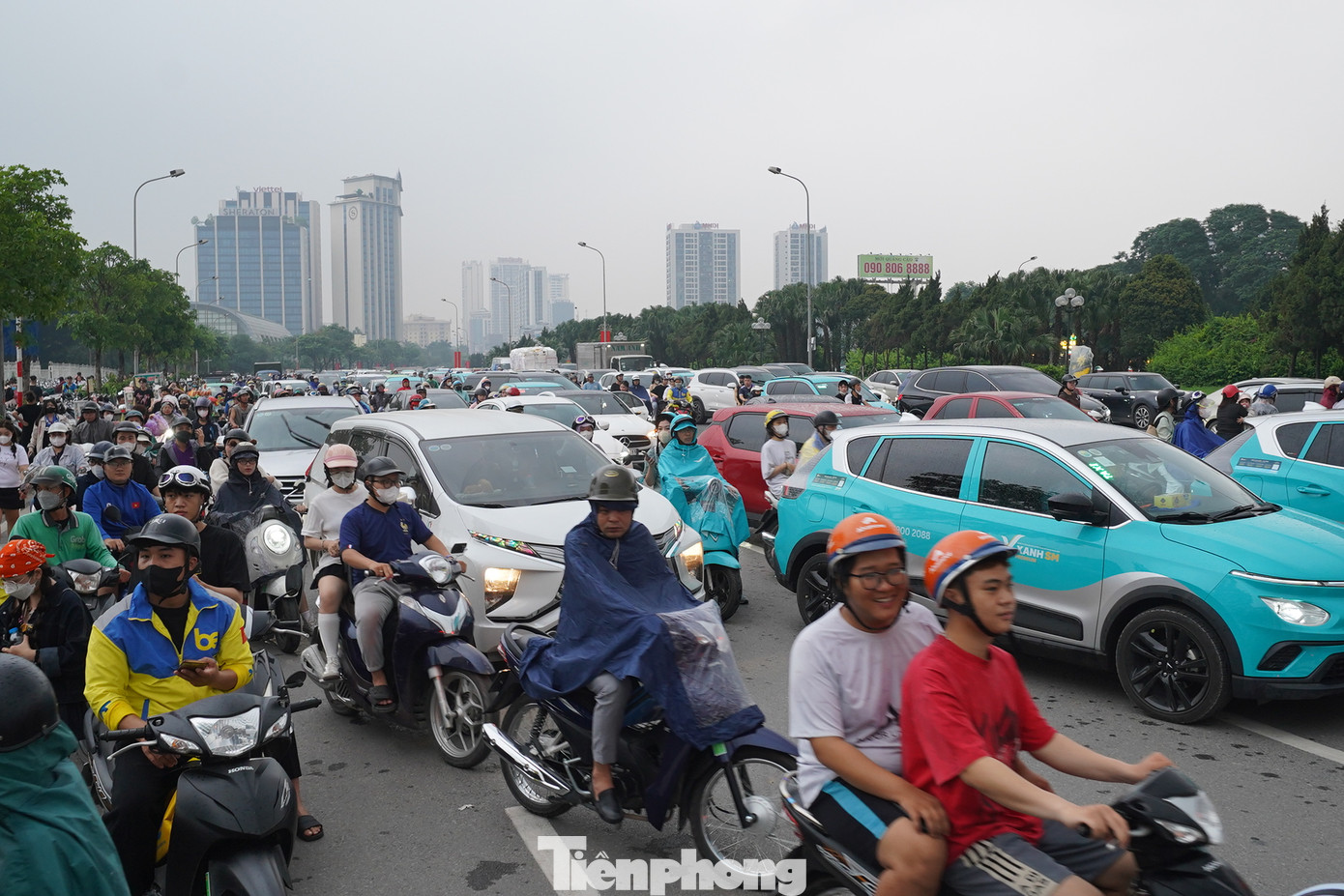 15h30, đường Lê Đức Thọ đoạn trước sân vận động Mỹ Đình đông nghịt người đổ về, các phương tiện phải nhích từng chút một để tìm bãi gửi xe.