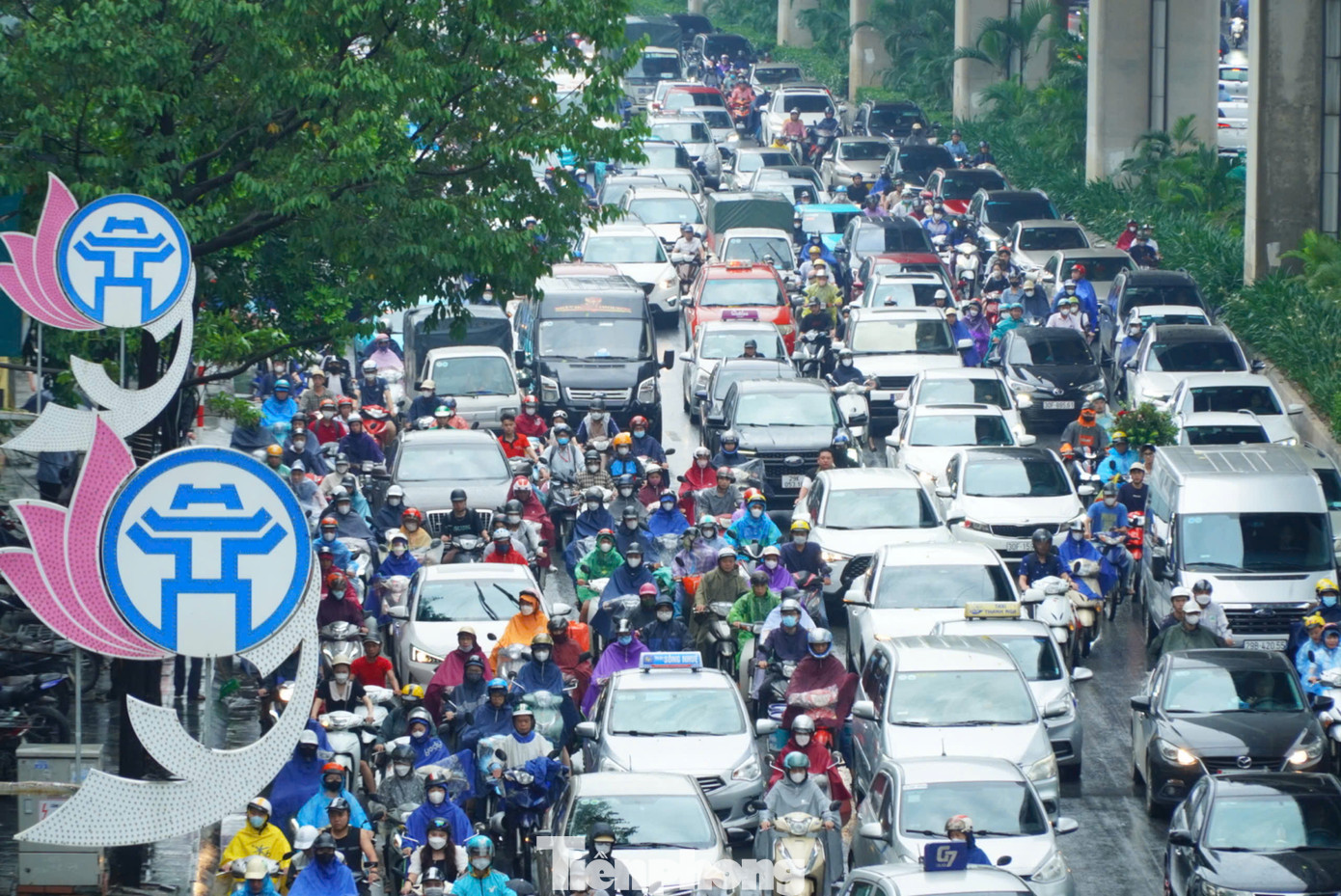 "Tôi mất hơn 1 tiếng mới thoát được cảnh tắc đường từ Hà Đông đến Nguyễn Trãi", anh Lê Việt Hà chia sẻ.