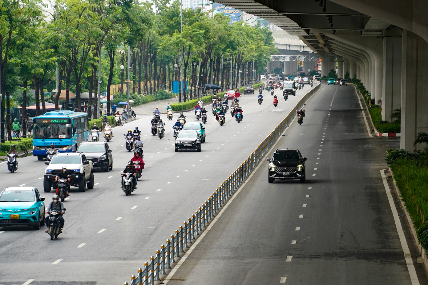 Cùng thời điểm, đường Phạm Văn Đồng lại thông thoáng, các phương tiện di chuyển dễ dàng.