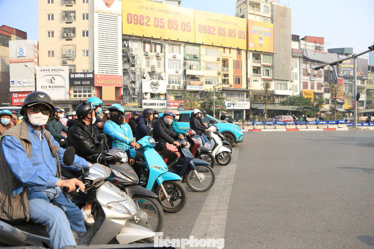 Tại các khu vực như nút giao Cầu Giấy, Mai Dịch, Láng... người dân di chuyển trên đường cũng đã có trật tự và nề nếp hơn.