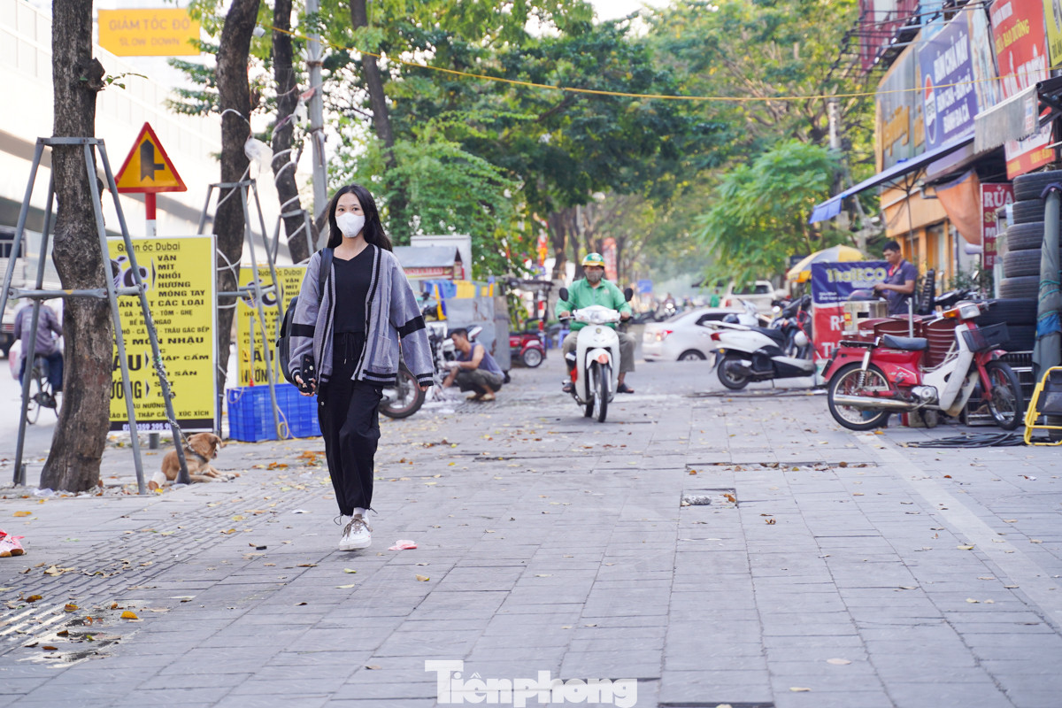 Bạn Nguyễn Thị Minh Anh - sinh viên năm nhất trường ĐH Thương Mại cho biết: "Hàng ngày tôi đi bộ dọc đường Phạm Văn Đồng để đến trường nên nắm rất rõ tình trạng 'lồi lõm' của vỉa hè này. Nếu không cận thẩn rất dễ sụp 'ổ voi, ổ gà' và bị thương".