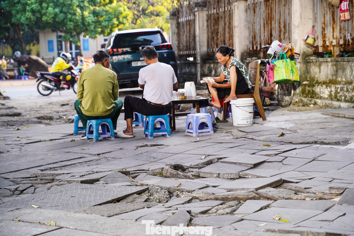 Bên cạnh đó, vỉa hè còn bị chiếm dụng làm nơi bán hàng khiến không gian người đi bộ bị thu hẹp.