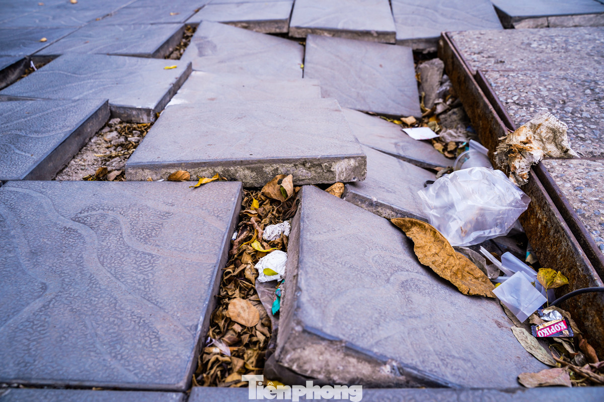 Đá lát vỉa hè trên tuyến đường Khuất Duy Tiến (quận Thanh Xuân, Hà Nội) cũng bị hư hỏng, đá lát vỡ, xô lệch, để lộ phần nền phía dưới.