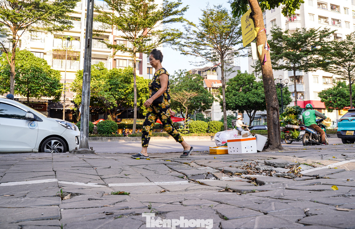 Tình trạng xuống cấp cũng diễn ra trên phố Trung Kính (quận Cầu Giấy).