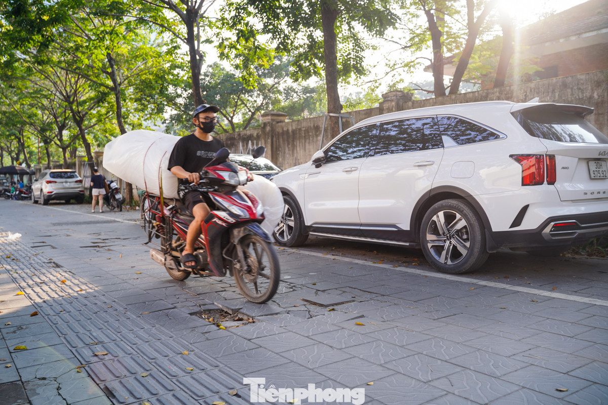 Việc cải tạo vỉa hè phải dựa vào tình trạng và hiện trạng cụ thể của từng khu vực trên địa bàn Hà Nội. Trao đổi với PV báo Tiền Phong, đại diện Sở Xây dựng cho biết, Sở sẽ thường xuyên kiểm tra định kỳ và đột xuất hoạt động cải tạo, chỉnh trang vỉa hè tại các quận, huyện trên địa bàn.