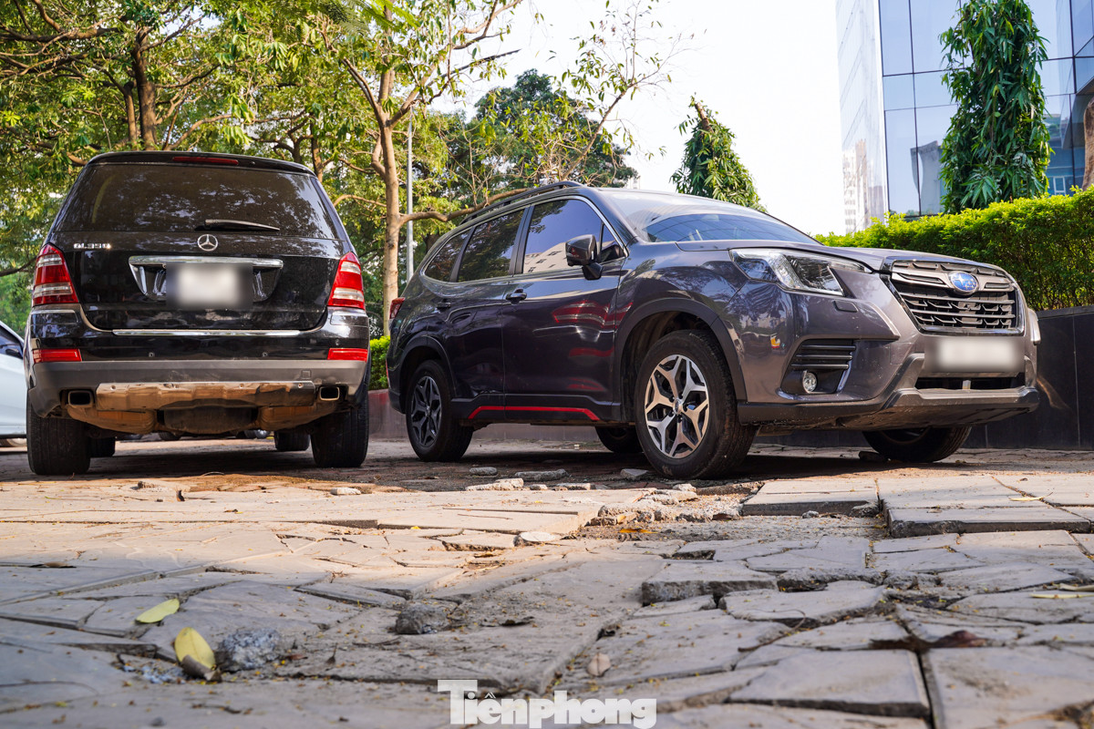 "Tôi thấy vỉa hè Trần Duy Hưng nứt vỡ rất mất mỹ quan đô thị, ngoài ra, trên tuyến đường ôtô đậu cản trở cho người đi bộ", ông Lê Văn Tuấn (quận Cầu Giấy) nói.