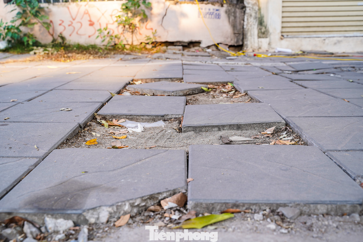 Tại vỉa hè các tuyến đường Phạm Văn Đồng, Trần Duy Hưng (quận Cầu Giấy), Kim Mã (quận Ba Đình), Khuất Duy Tiến (quận Thanh Xuân)... xuất hiện nhiều vết đá nứt vỡ, lồi lõm.
