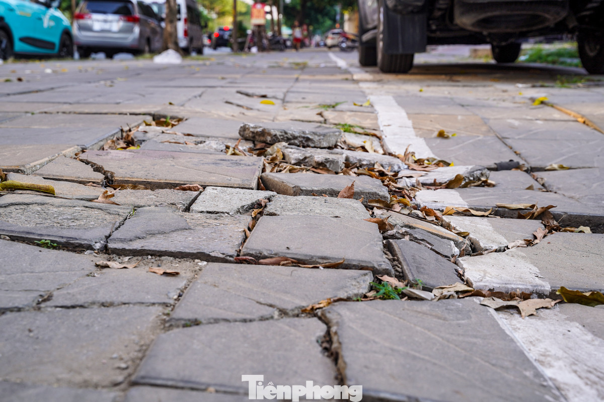 Trên vỉa hè phố Trung Kính, ô tô được đậu thành một hàng kéo dài.