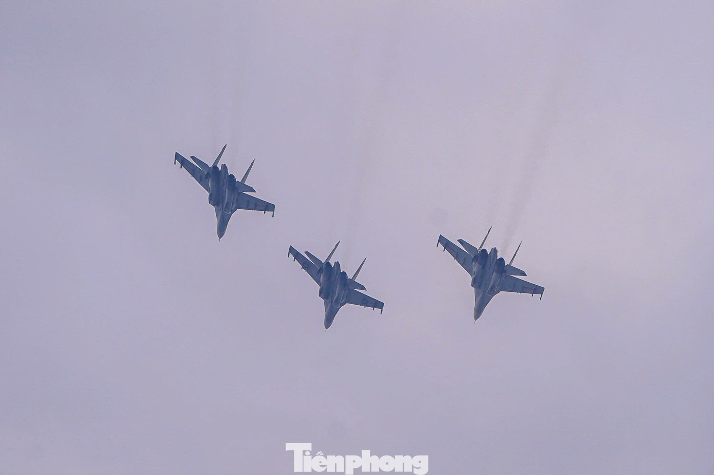 Su-30MK2 nhào lộn trên bầu trời Hà Nội.