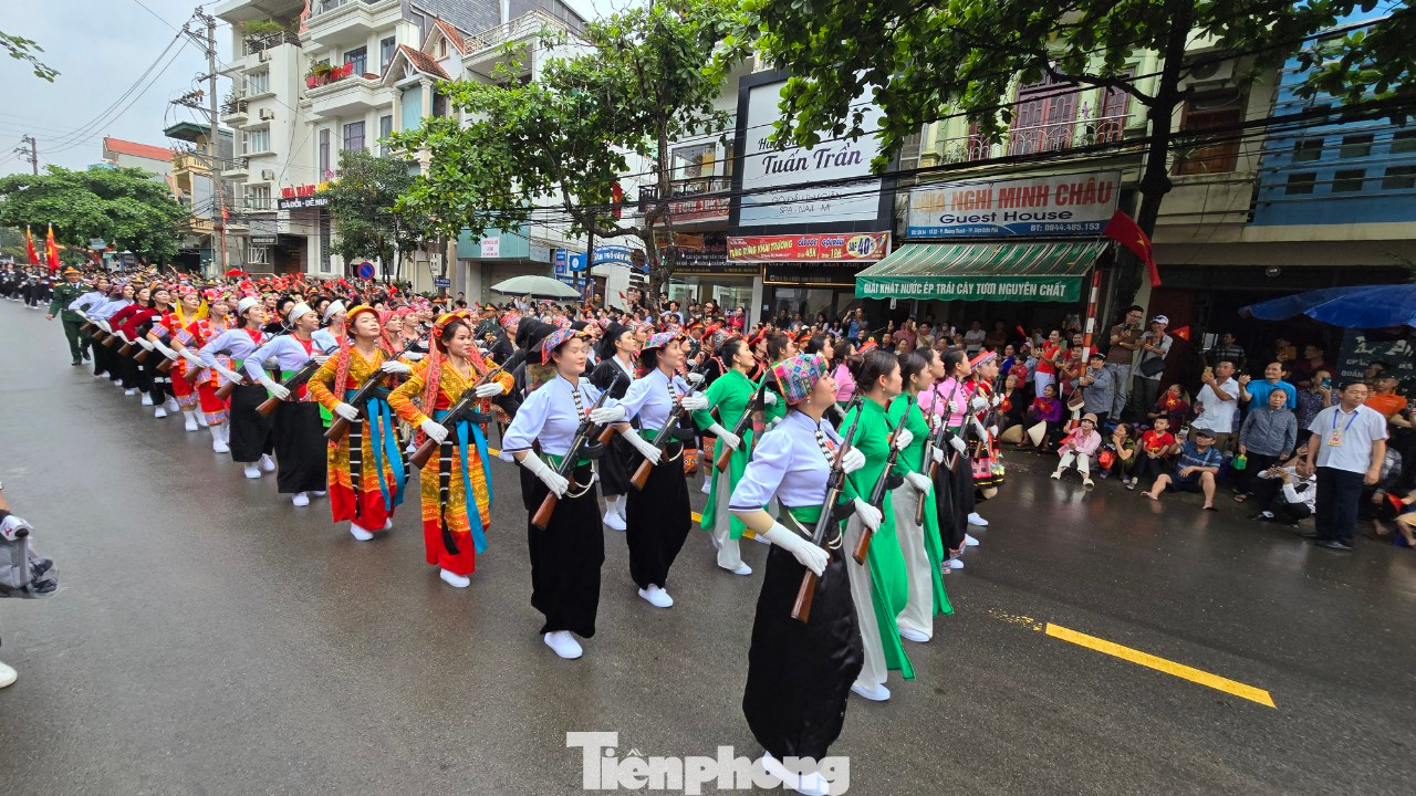 Một số hình ảnh trong buổi lễ diễu hành, diễu binh kỷ niệm 70 năm chiến thắng Điện Biên Phủ.