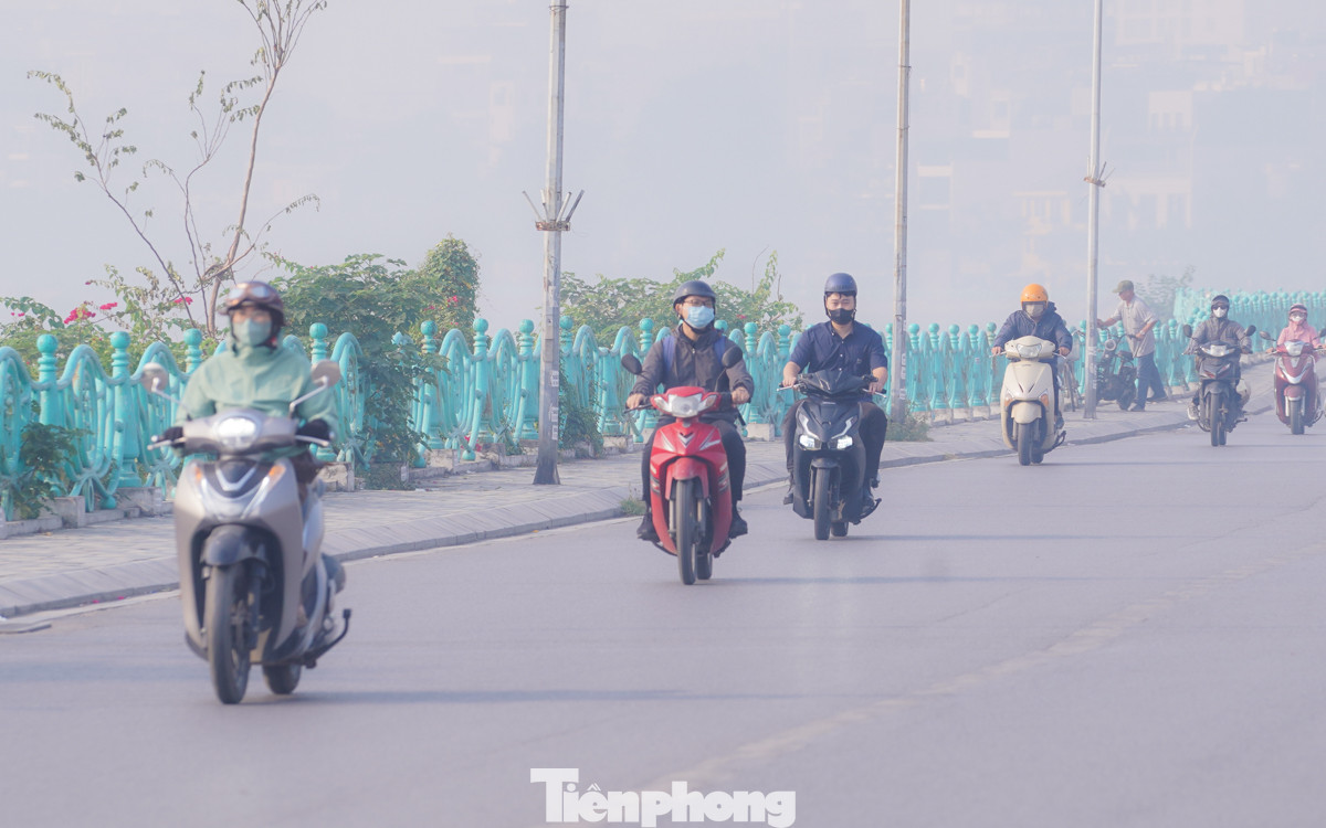 Thậm chí, chỉ riêng tại khu vực Tây Hồ (Hà Nội), chỉ số chất lượng không khí (AQI) đã ghi nhận mức cao từ 336- 398. Chất lượng không khí này có khả năng ảnh hưởng tới sức khỏe của người dân, đặc biệt là những người có vấn đề về hô hấp và các bệnh mãn tính.