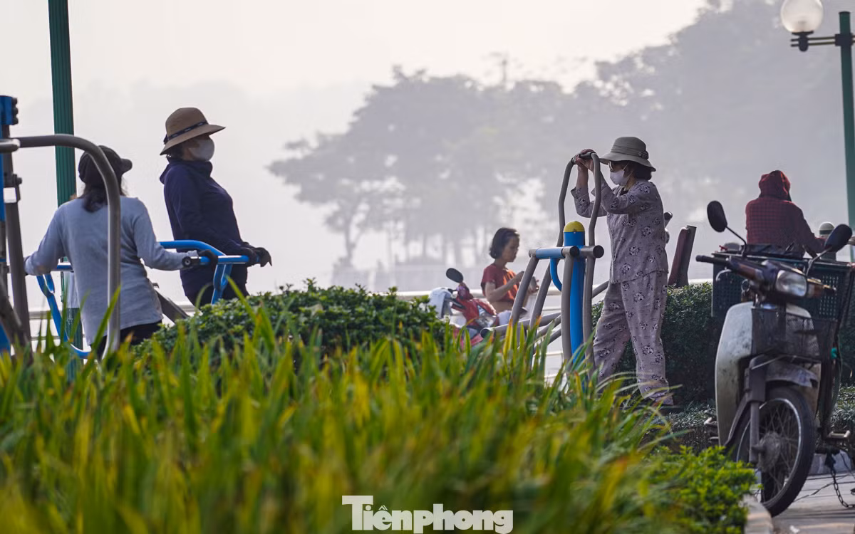 Đường ven Hồ Tây gần 9 giờ vẫn mù mịt, không thấy bóng mặt trời. Người dân đi tập thể dục phải đeo khẩu trang để bảo vệ sức khỏe. Đường ven Hồ Tây gần 9 giờ vẫn mù mịt, không thấy bóng mặt trời. Người dân đi tập thể dục phải đeo khẩu trang để bảo vệ sức khỏe.