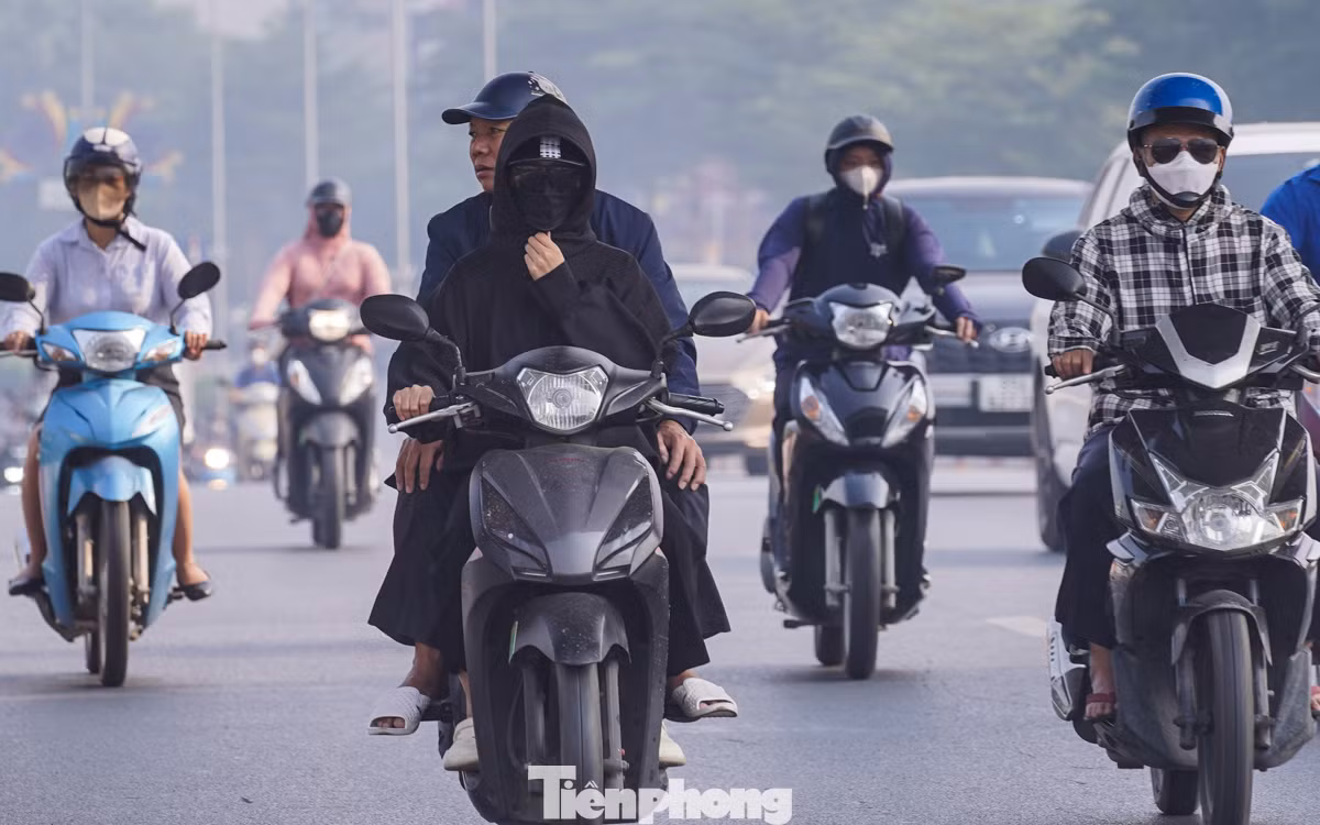 Nhiều người phải đeo khẩu trang kín để tránh hít phải bụi bẩn. Nhiều người phải đeo khẩu trang kín để tránh hít phải bụi bẩn.