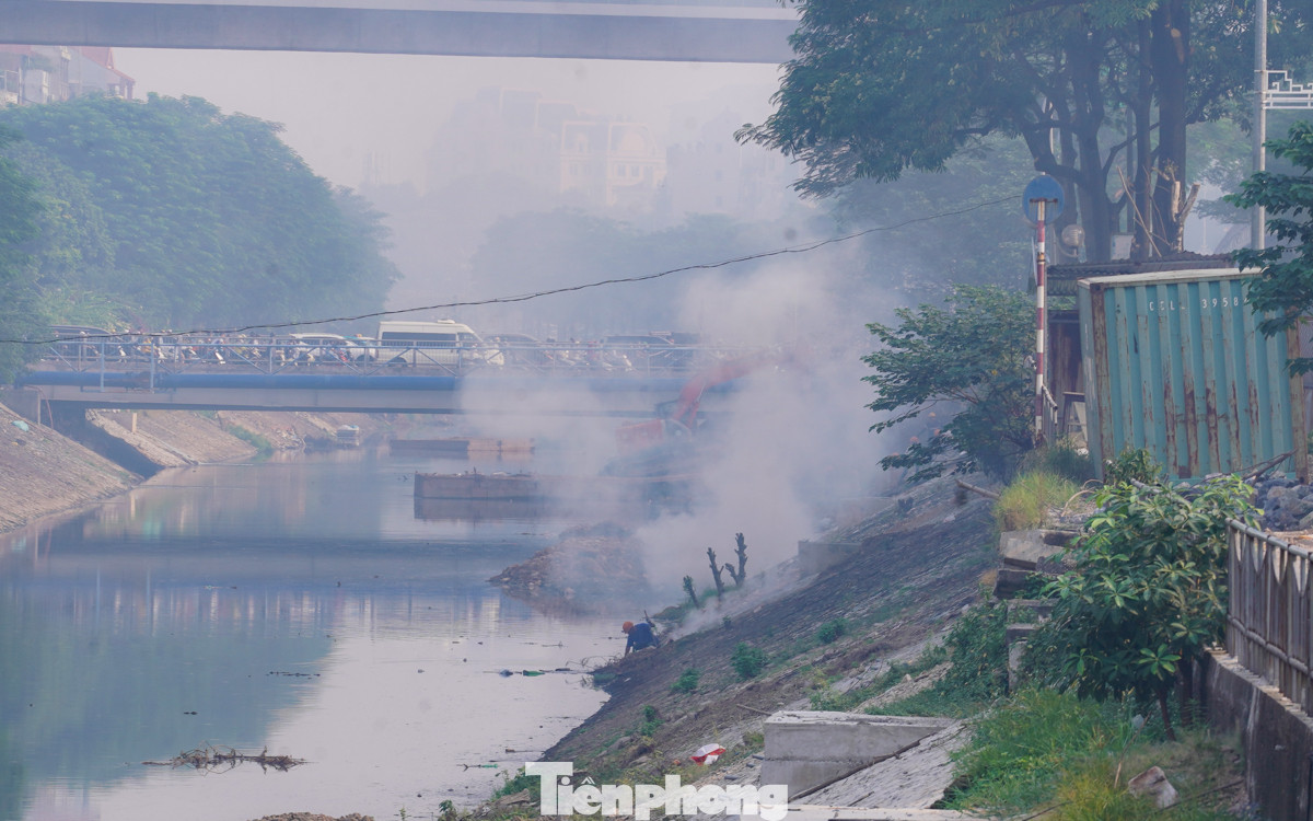 Ngoài ra, việc đốt rác ngoài trời, sử dụng than tổ ong và các hoạt động sinh hoạt khác cũng thải ra nhiều chất ô nhiễm, góp phần làm tăng mức độ ô nhiễm không khí. (Hình ảnh ghi nhận trên tại sông Tô Lịch - đoạn gần ngã tư Cầu Giấy lúc 8h30 sáng nay).