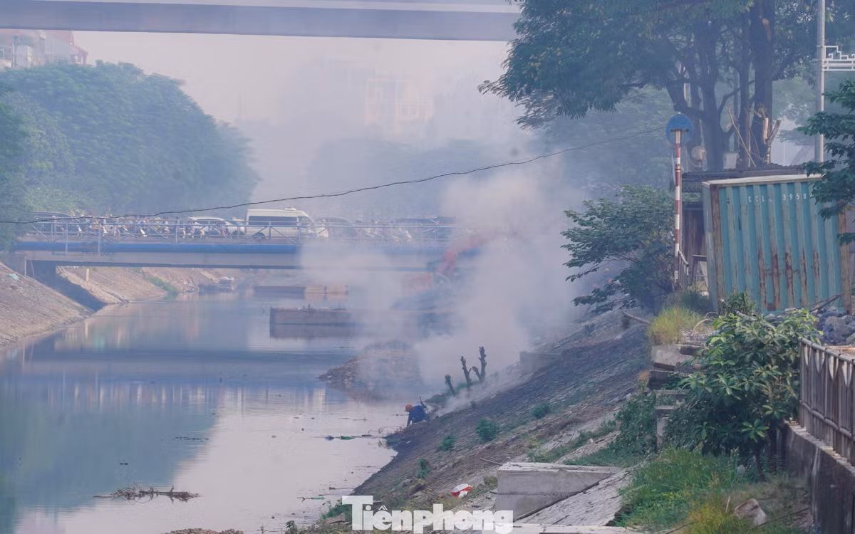 Ngoài ra, việc đốt rác ngoài trời, sử dụng than tổ ong và các hoạt động sinh hoạt khác cũng thải ra nhiều chất ô nhiễm, góp phần làm tăng mức độ ô nhiễm không khí. (Hình ảnh ghi nhận trên tại sông Tô Lịch - đoạn gần ngã tư Cầu Giấy lúc 8h30 sáng nay). Ngoài ra, việc đốt rác ngoài trời, sử dụng than tổ ong và các hoạt động sinh hoạt khác cũng thải ra nhiều chất ô nhiễm, góp phần làm tăng mức độ ô nhiễm không khí. (Hình ảnh ghi nhận trên tại sông Tô Lịch - đoạn gần ngã tư Cầu Giấy lúc 8h30 sáng nay).