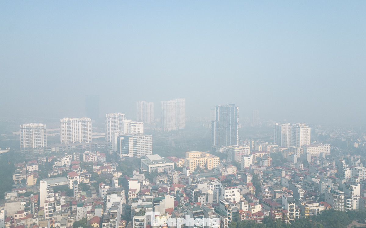 Không khí đặc quánh khiến người dân chỉ có thể quan sát những tòa nhà khi ở khoảng cách gần.