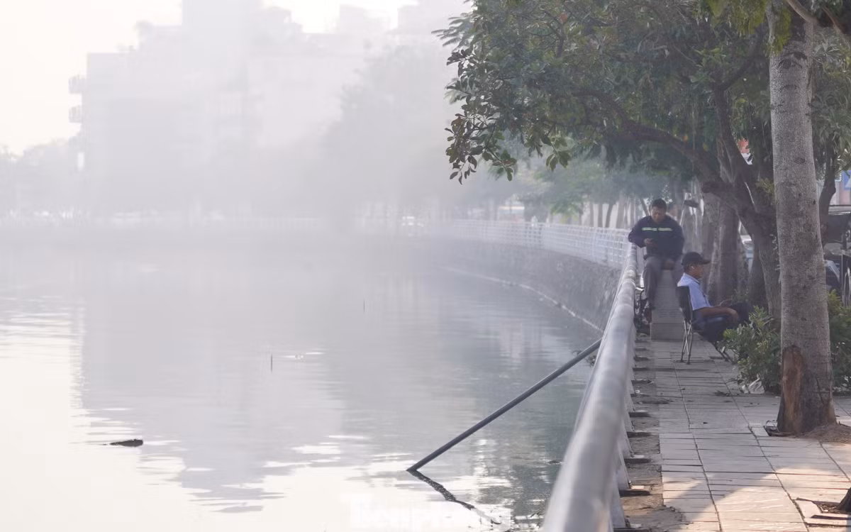 Đường ven Hồ Tây gần 9 giờ vẫn mù mịt, không thấy bóng mặt trời. Người dân đi tập thể dục phải đeo khẩu trang để bảo vệ sức khỏe. Đường ven Hồ Tây gần 9 giờ vẫn mù mịt, không thấy bóng mặt trời. Người dân đi tập thể dục phải đeo khẩu trang để bảo vệ sức khỏe.